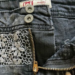 🔴 l.e.i. Ashley Low-rise Black Jean cut-off shorts with Crochet lace overlay